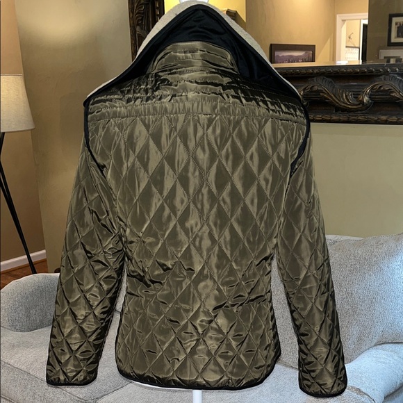 NWOT Women’s Cremieux Green Quilted Jacket with Shearling Collar
Medium - Picture 5 of 8